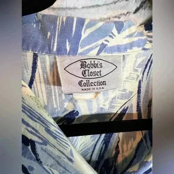 Bobbi’s closet collection blue and gold patterned top - Picture 4 of 6